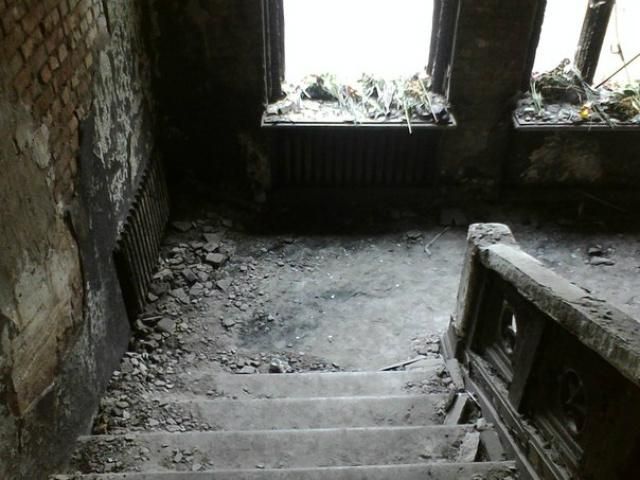 Одеса у жалобі: до Будинку профспілок продовжують приносити квіти (Фото. Відео) Одеса у жалобі: до Будинку профспілок продовжують приносити квіти (Фото. Відео)