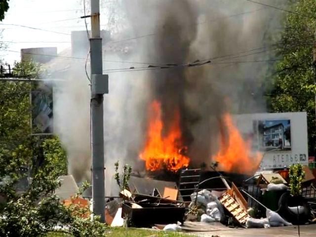В Мариуполе горела БМП, которую террористы захватили у украинских военных (Видео)