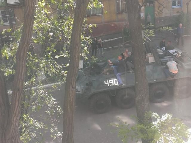 У Маріуполі сепаратисти вкрали БТР і їздять ним по місту (Фото)