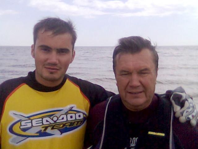 Янукович регулярно проходив масаж стоп й укутування з маслами (Фото)