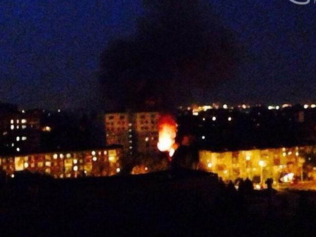 В Мариуполе горит воинская часть и прокуратура (Фото) В Мариуполе горит воинская часть и прокуратура (Фото)