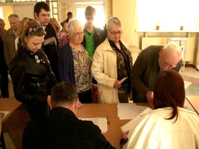 На Донбасі триває псевдореферендум: більшість голосувальників – літні люди (Відео)