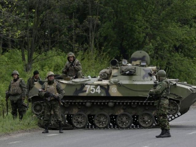 Луганські сепаратисти скаржаться, що Нацгвардія з БТРами зриває їм "референдум" Луганські сепаратисти скаржаться, що Нацгвардія з БТРами зриває їм "референдум"