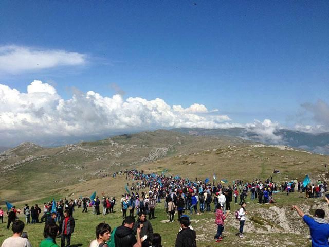 3 тисячі кримських татар пом’янули жертв депортації 1944 року (Фото) 3 тисячі кримських татар пом’янули жертв депортації 1944 року (Фото)