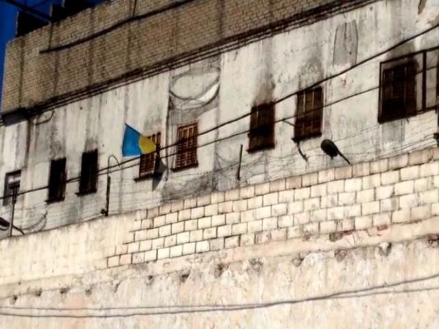 Патріотизм у тюрмі. З-за ґрат донецького СІЗО майорить український прапор (Відео)
