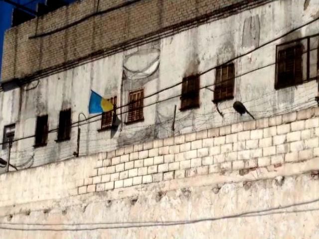 Патриотизм в тюрьме. Из-за решетки донецкого СИЗО развевается украинский флаг (Видео)