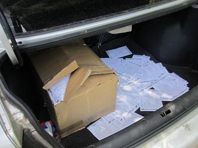 Бійці Нацгвардії вилучили заповнені бюлетені псевдореферендуму Бійці Нацгвардії вилучили заповнені бюлетені псевдореферендуму