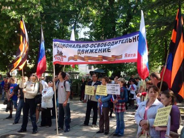 У Криму дві сотні людей вимагали в Путіна визнати так звану ДНР (Фото)