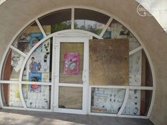 Розбитий Маріуполь: на магазинах висять таблички “Весь товар уже вкрадено” (Фото)