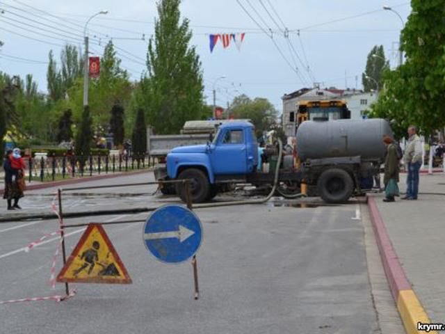 В Керчи после парада уже два дня не могут отремонтировать дорогу
