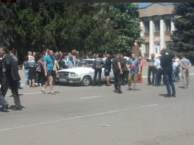 "Референдум" на Донбассе: сепаратисты предлагали голосовать в гаражах и авто (Фото)