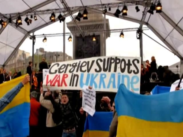 В Лондоне активисты пикетировали концерт российского дирижера, который открыто поддержал Путина В Лондоне активисты пикетировали концерт российского дирижера, который открыто поддержал Путина