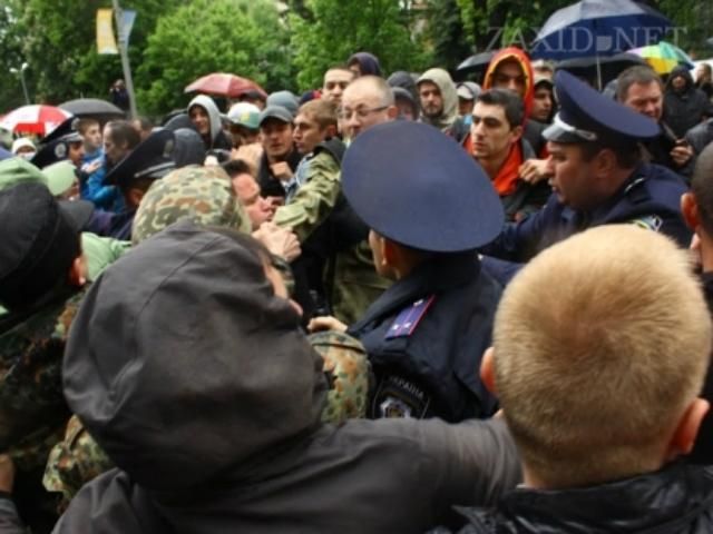Во Львове под ОГА произошло столкновение между активистам (Видео)