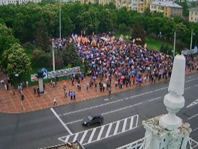Луганські сепаратисти "відриваються" під радянські пісні (Відео) Луганські сепаратисти "відриваються" під радянські пісні (Відео)