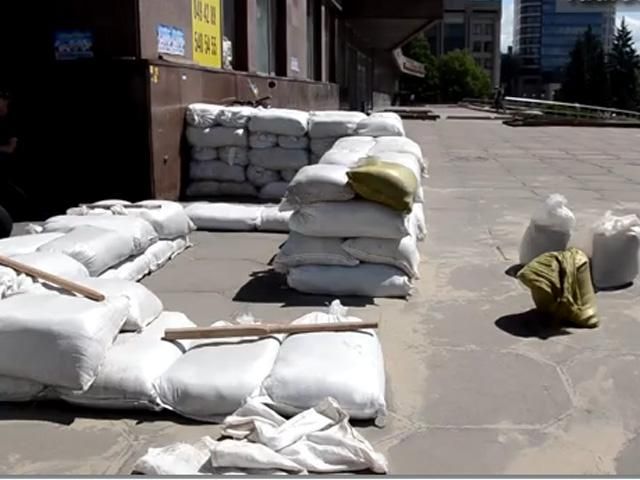 Самооборона Запорожья окружила ОГА баррикадами из мешков с песком Самооборона Запорожья окружила ОГА баррикадами из мешков с песком