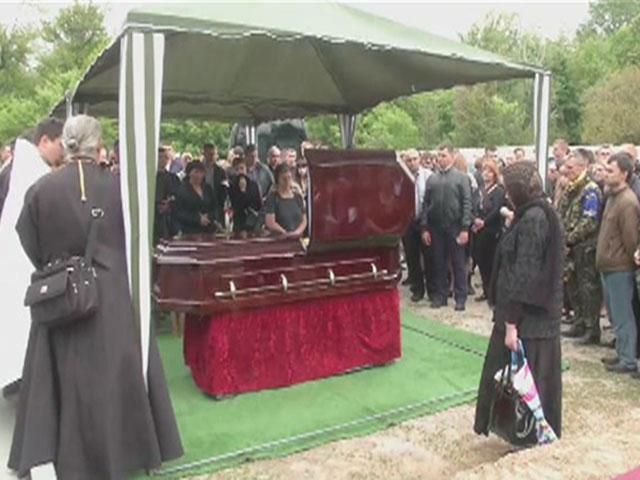 У Маріуполі попрощалися з загиблим автомайданівцем (Відео) У Маріуполі попрощалися з загиблим автомайданівцем (Відео)