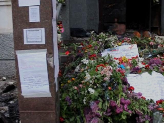 У Маріуполі носять квіти до спаленого райвідділку (Відео) У Маріуполі носять квіти до спаленого райвідділку (Відео)