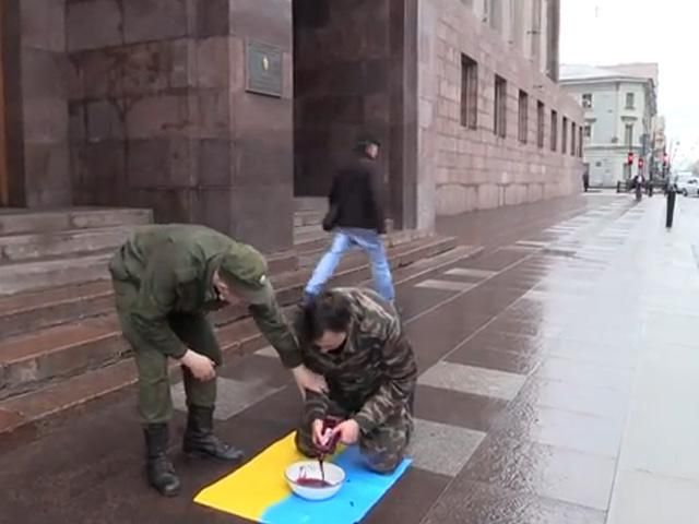 Активист в Санкт-Петербурге на флаге Украины умылся кровью под ФСБ (Видео)