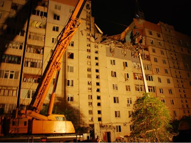 Рятувальники намагаються звільнити жінку з-під руїн на місці вибуху в Миколаєві Рятувальники намагаються звільнити жінку з-під руїн на місці вибуху в Миколаєві