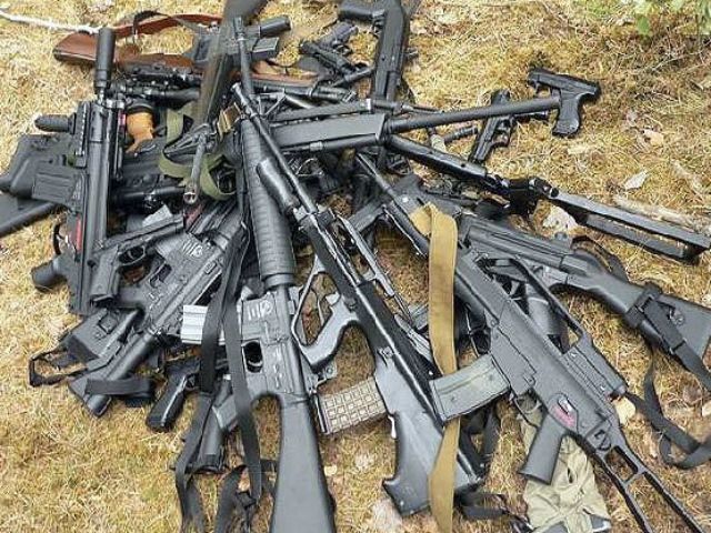 На Луганщині затримали автомобіль зі зброєю На Луганщині затримали автомобіль зі зброєю