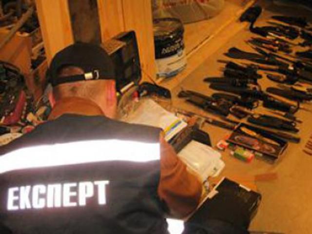 На блок-пості на Луганщині правоохоронці затримали машину з значною кількістю зброї На блок-пості на Луганщині правоохоронці затримали машину з значною кількістю зброї