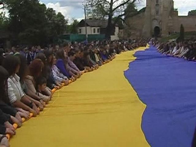 У Луцьку розгорнули найбільший у світі прапор України