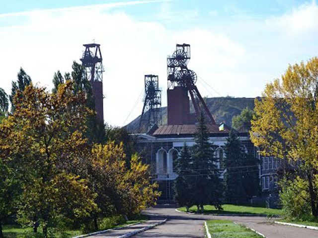 В Енакиево полсуток тушат шахту