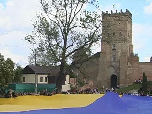 Развертывание самого большого в мире флага Украины (Видео) Развертывание самого большого в мире флага Украины (Видео)