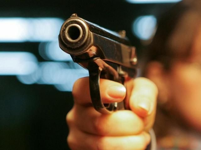 Неизвестные с оружием напали на семью на Луганщине