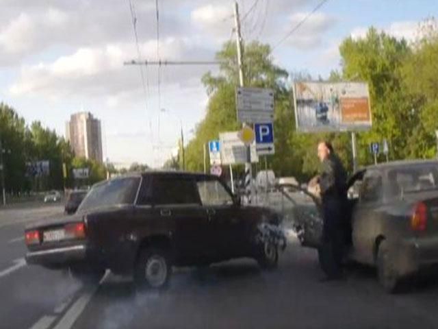 Нетверезий на "четвірці" протаранив два авто Нетверезий на "четвірці" протаранив два авто