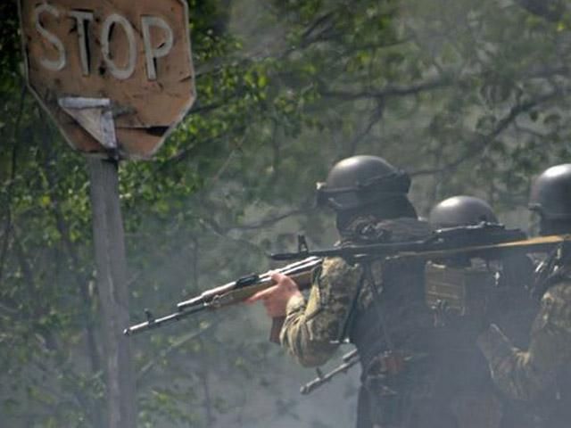 Под Краматорском идет бой между украинскими военными и группой террористов Под Краматорском идет бой между украинскими военными и группой террористов