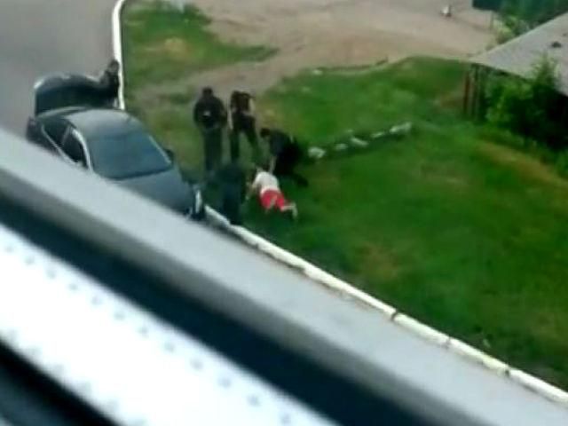 В Луганске люди с оружием похитили мужчину вместе с его авто (Видео)