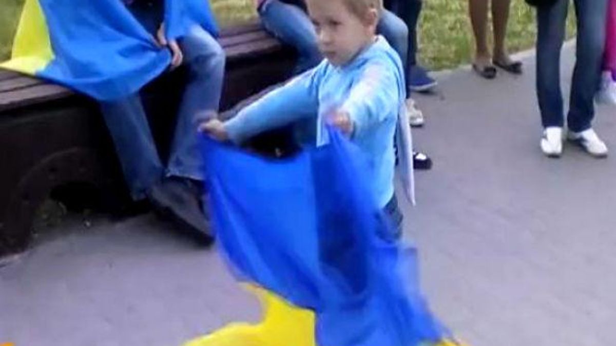 В Запорожье около тысячи человек с украинской символикой вышли на парад единства В Запорожье около тысячи человек с украинской символикой вышли на парад единства