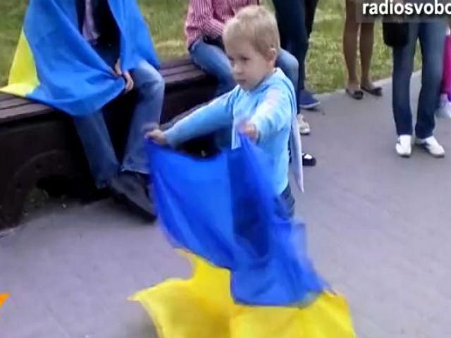 В Запорожье около тысячи человек с украинской символикой вышли на парад единства
