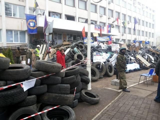 В Мариуполе металлурги разбирают баррикады и убирают улицы В Мариуполе металлурги разбирают баррикады и убирают улицы