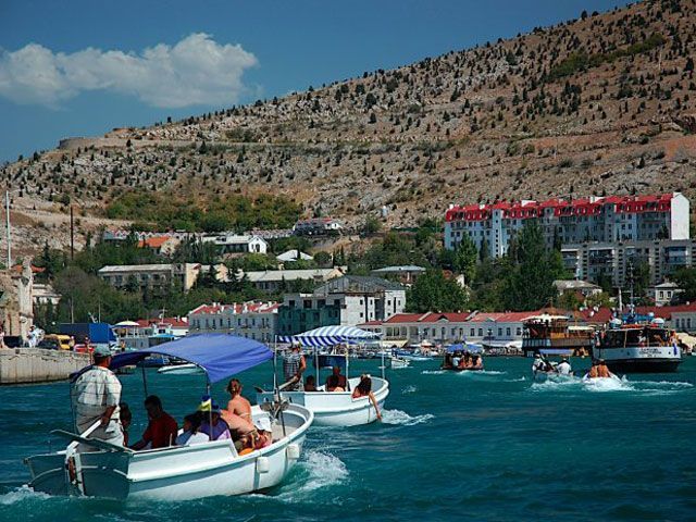 Сепаратистська влада визнала, що в Крим туристи таки не їдуть Сепаратистська влада визнала, що в Крим туристи таки не їдуть