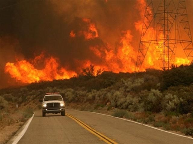 Тысячи калифорнийцев покинули свои дома из-за пожара