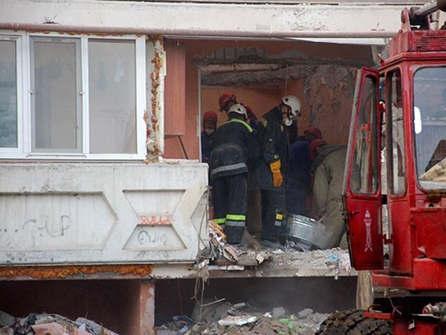 Спасатели продолжают разбирать обломки дома в Николаеве (Фото)