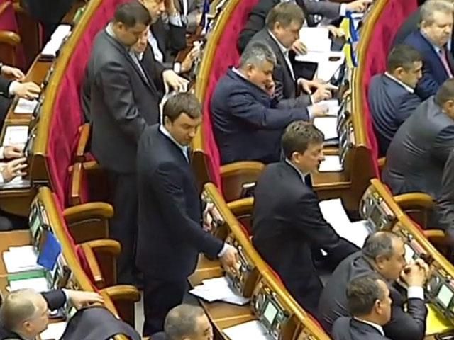 Видео дня: депутат от "Батькивщины" кнопкодават сразу за пятерых