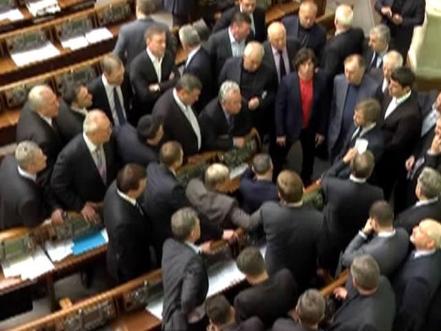 День в Раді: Демарш від комуністів та "провокації" від регіоналів День в Раді: Демарш від комуністів та "провокації" від регіоналів