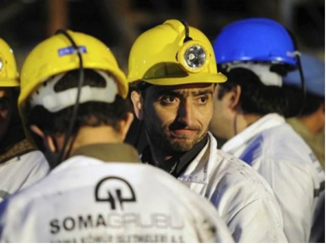 В Турции продолжают искать горняков, которых завалило в результате аварии В Турции продолжают искать горняков, которых завалило в результате аварии