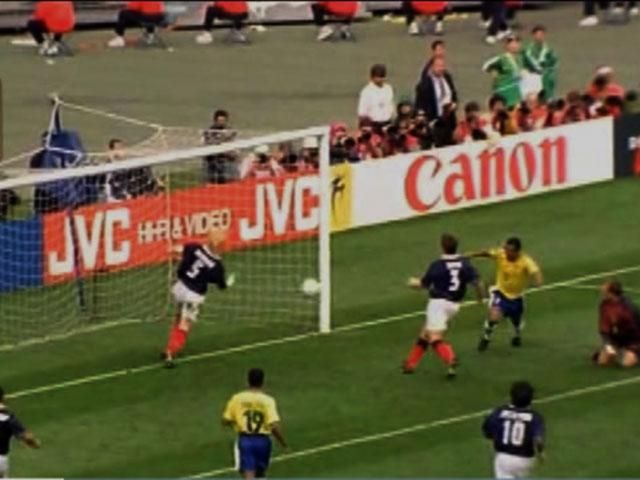 Самые курьезные мячи футбольных звезд, забитые в собственные ворота Самые курьезные мячи футбольных звезд, забитые в собственные ворота