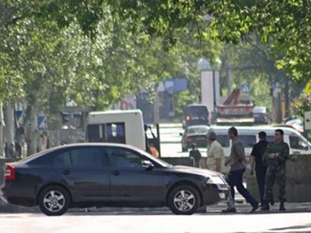 Сепаратисти поставили блокпост у центрі Донецька (Фото) Сепаратисти поставили блокпост у центрі Донецька (Фото)