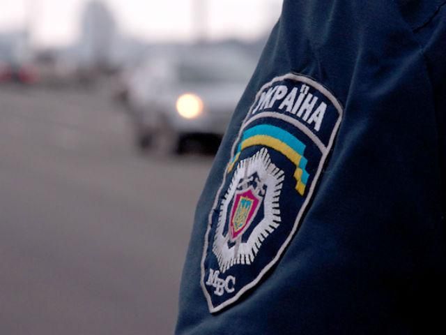 В Луганске 8 неизвестных с оружием избили милиционера