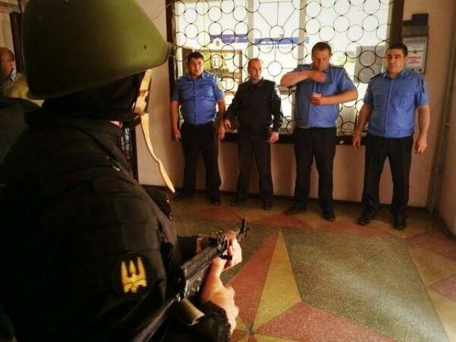 Батальйон "Донбас" на Донеччині "перевиховує" місцеву міліцію (Фото)