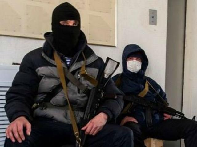 У Донецьку невідомі зі зброєю блокують частину внутрішніх військ