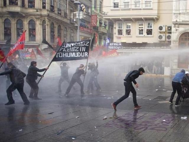 Водометами та сльозогінним газом розганяють демонстрантів у Туреччині