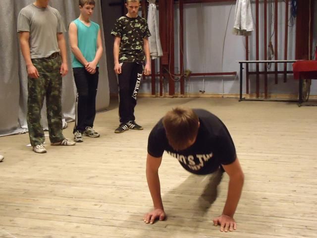 Донецьких школярів готують до захисту України Донецьких школярів готують до захисту України