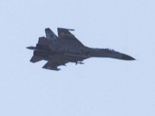 Над Горловкой летает истребитель (Фото. Видео) Над Горловкой летает истребитель (Фото. Видео)