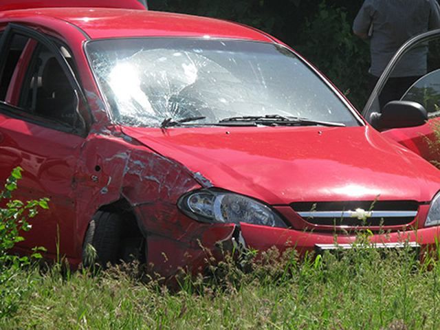 На Луганщине неизвестные обстреляли авто: водитель погиб, трое ранены (Фото)